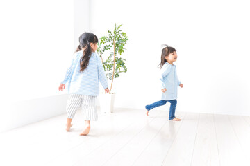 友達と遊ぶ女の子