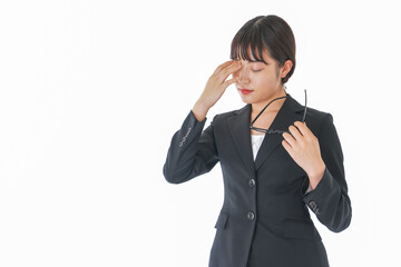 ドライアイに苦しむ若いビジネスウーマン