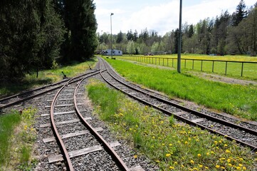 Pioniereisenbahn - Relikt der Vergangenheit - Gleise  im  ehemaligen Pionierferienlager der Wimut bei Crispendorf in Ostthüringen, ehemals  in der DDR der Berzirk Gera