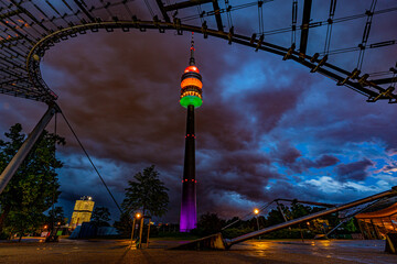 Olympia Turm in Regenbogenfarben