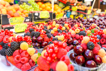 市場に並ぶ新鮮なフルーツ