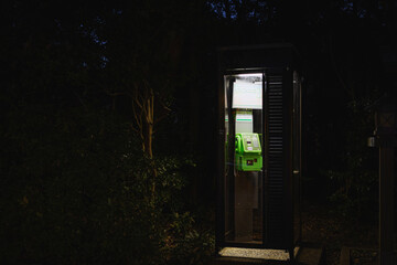 深夜の公衆電話ボックス - obrazy, fototapety, plakaty