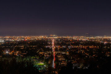 Obraz premium A bright night view of the city on a dark night.