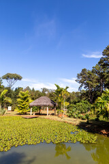 Cabana pr&oacute;xima ao lago e a floresta