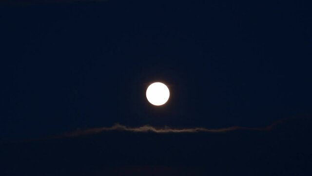 満月と流れる雲のイメージ