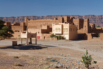 Marokańska prowincja, przydrożne sklepy i wioski.