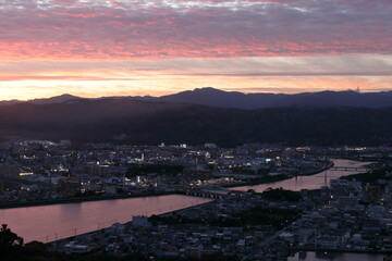夕暮れに染まる国分川と工石山　梅雨の晴れ間（高知県　高知市街地）