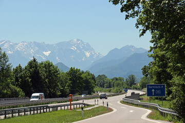Fototapeta na wymiar Garmisch-Partenkirchen Autobahn Alpen