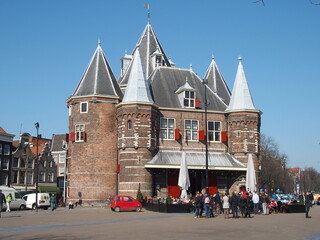 Die historische &bdquo;Waage&ldquo;, davor als Teil der Stadtmauer das Antonies-Stadttor auf dem Niewmarkt in Amsterdam, Niederlande