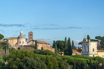 Fototapeta na wymiar Eglises et clochers à Rome
