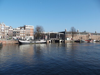 Fototapeta na wymiar Ziehbrücke und Eremitage in Amsterdam Niederlande