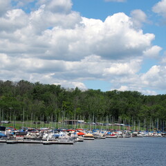Fototapeta na wymiar The sailboats are docked at the marina on the lake.