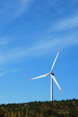 맑은 하늘 산위에 있는 풍력발전기 풍력터빈