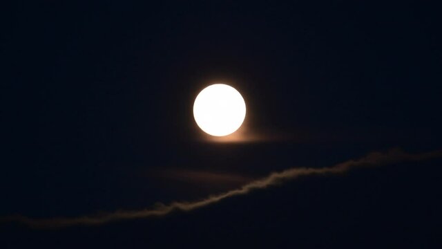 満月と流れる雲のイメージ