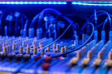 Music studio with a sound table in shades of blue
Estúdio musical com mesa de som em tons de azul