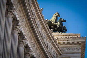Obraz premium Horses statues on top of the Altare della Patria (Altar of the Fatherland) monument in Rome, Italy