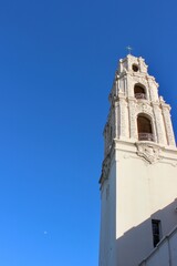 雲一つない青空にそびえる教会の塔