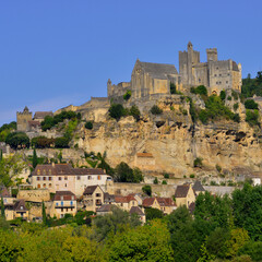 Carré gros plan sur Beynac-et-Cazenac (24220) avec son château, département de la Dordogne en région Nouvelle-Aquitaine, France