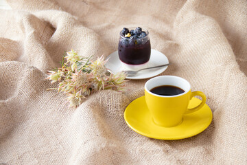 Obraz na płótnie Canvas ブルーベリー・ゼリーとコーヒーとセルリア（ブラッシングブライト）の花束