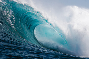 gran ola azul rompiendo con fuerza en la costa de Islas Canarias - obrazy, fototapety, plakaty