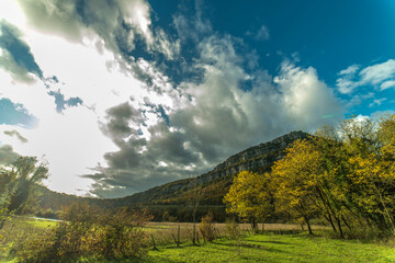 Fototapeta na wymiar Les falaises du Jarbonnet en automne vues depuis Bolozon, Ain, France