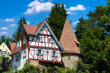 Hexenturm mit Reinwaldschem Haus mit blauem Himmel in Schwaigern am Heuchelberg im Landkreis Heilbronn in Baden-Württemberg. - obrazy, fototapety, plakaty