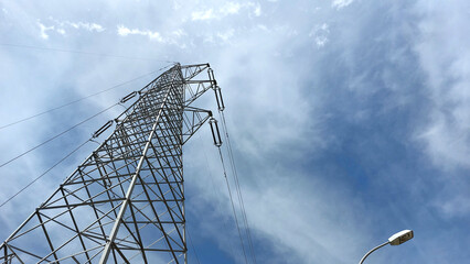 Central eléctrica con torres para el reparto de electricidad en ciudad - obrazy, fototapety, plakaty