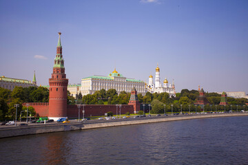 Obraz premium main view of the Moscow Kremlin, street cleaning is underway, a pleasure boat is sailing along the river