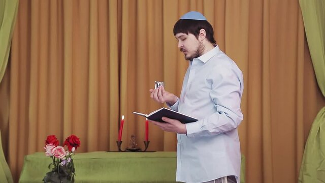 Before the chuppah ceremony, the Jewish groom reads prayers and psalms for siddur in the synagogue hall and makes kiddush for wine