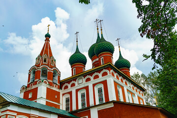 Fototapeta na wymiar Classical architecture of Yaroslavl, a city in Russia.