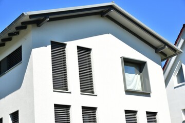 Obraz premium Fassade eines neu gebauten modernen Mehrfamilienhauses