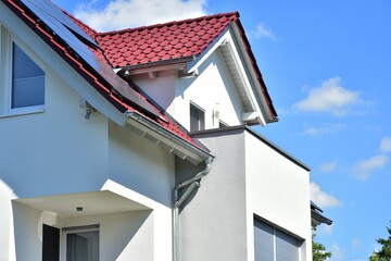 Fassade eines neu gebauten modernen Mehrfamilien-Wohnhauses