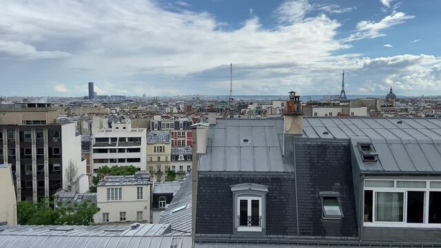 Paysage urbain &agrave; Paris, vue d'un toit d'immeuble
