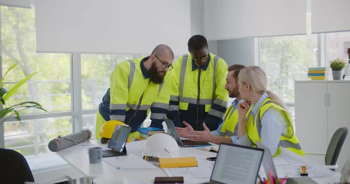 Young diverse constructors doing model of building on computer