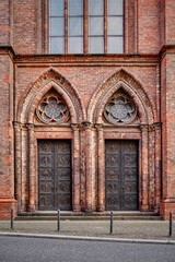 Doppelportal mit gusseisernen Flügeltüren an der Ostseite der denkmalgeschützten "Friedrichswerdersche Kirche" in Berlin-Mitte