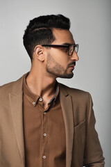 Obraz premium Side view of muslim businessman looking away isolated on grey