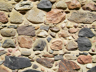 Feldsteine einer historischen Stadtmauer aus dem Mittelalter

