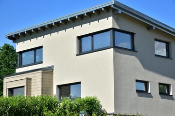 Neu errichtetes Pultdach-Wohnhaus mit Metall-Glas-Balkon und Seitenschutz