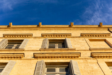 Façade du Château de Castries éclairée par le soleil couchant (Occitanie, France)