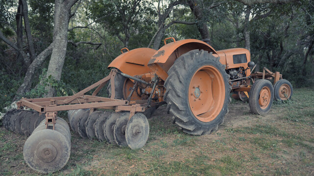 Tractor con rastra de discos