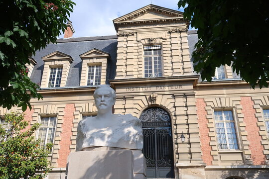 Façade du bâtiment de l'Institut Pasteur, célèbre fondation de recherche médicale à Paris, avec un buste du scientifique Louis Pasteur – mai 2021 (France)