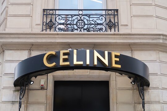 Enseigne / logo dor&eacute; de la c&eacute;l&egrave;bre marque de mode de luxe fran&ccedil;aise Celine sur la fa&ccedil;ade de sa boutique de la rue Fran&ccedil;ois 1er &agrave; Paris &ndash; mai 2021 (France)