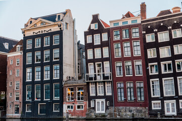 Obraz premium the contrast of amsterdam with its old and modern buildings