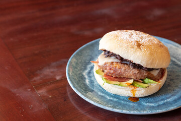 Hamburguesa con aguacate, queso y frijoles