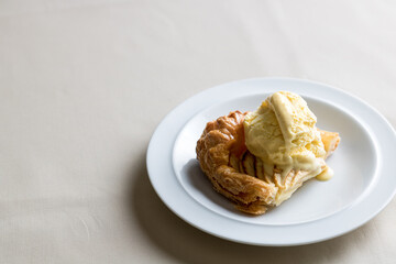 Tarta de manzana con helado de vainilla