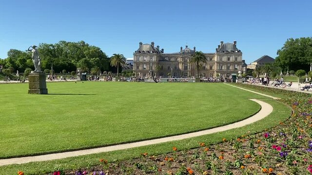 Pelouse du jardin du Luxembourg &agrave; Paris