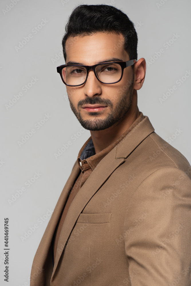 Poster Bearded muslim businessman looking at camera isolated on grey