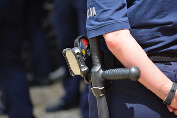 Policjanci policji polskiej z wyposażeniem do służby na zabezpieczeniu.  - obrazy, fototapety, plakaty