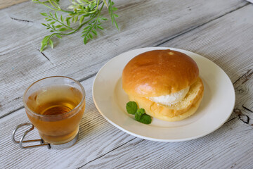 生クリームをはさんだパン