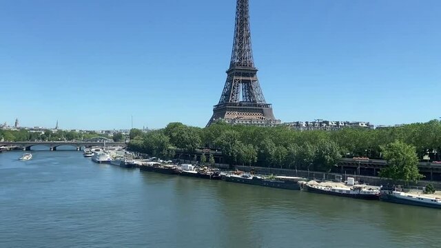 Tour Eiffel et quai de Seine à Paris